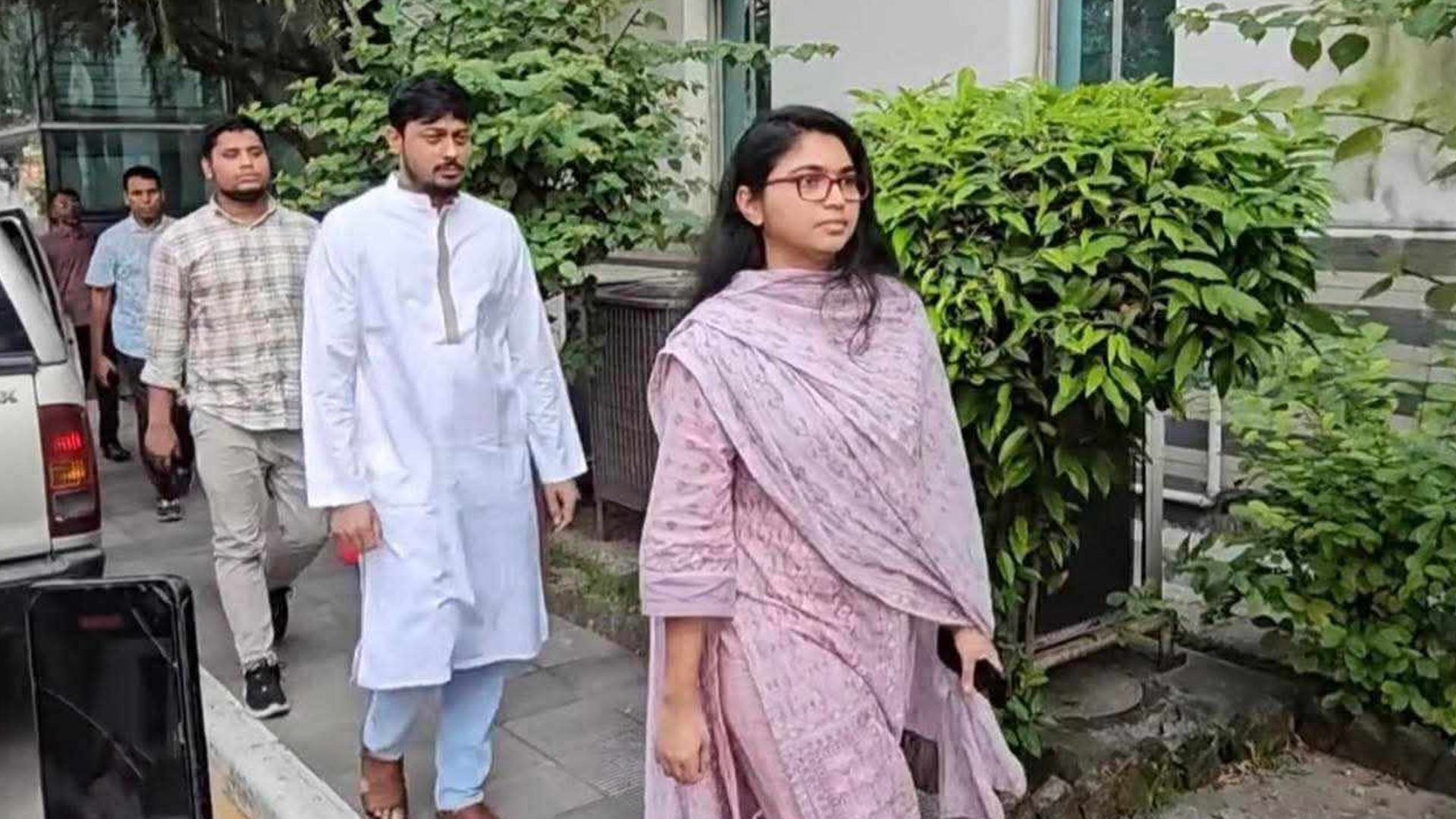 বেগম খালেদা জিয়াকে দেখতে এভারকেয়ারে এনসিপি নেতারা