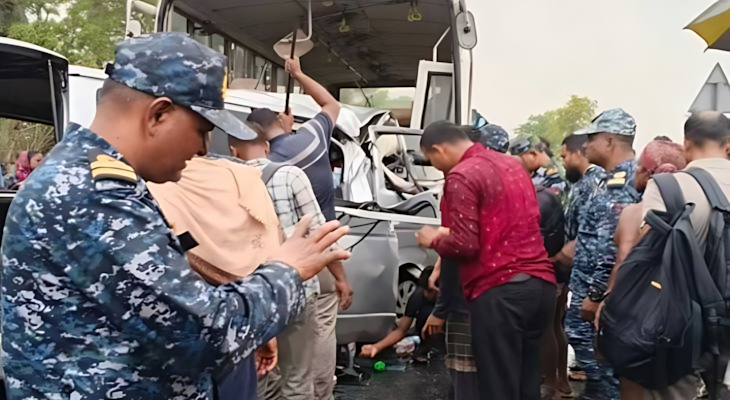 খুলনা–মংলা মহাসড়কে বাস ও মাইক্রোবাস সংঘর্ষে শিশুসহ নিহত ১২