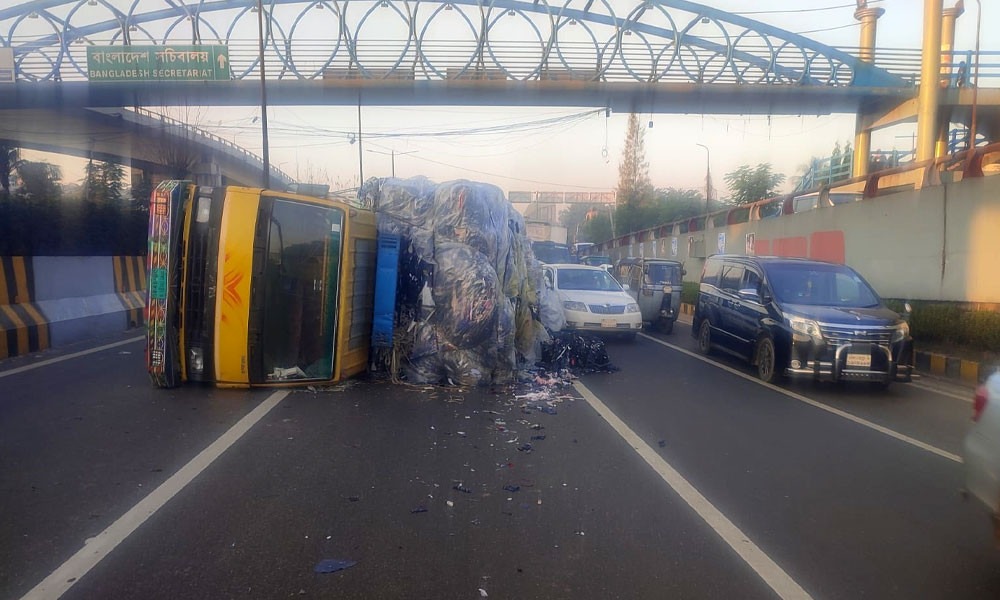 রাজধানীর বনানী-এয়ারপোর্ট রোডে তীব্র যানজট