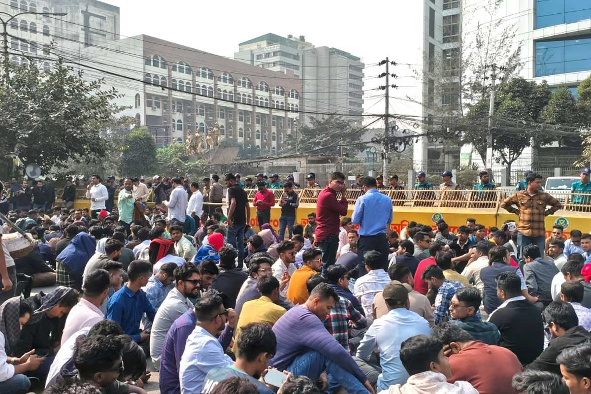 ইসিতে ছাত্রদলের দ্বিতীয় দিনের অবস্থান কর্মসূচি চলছে