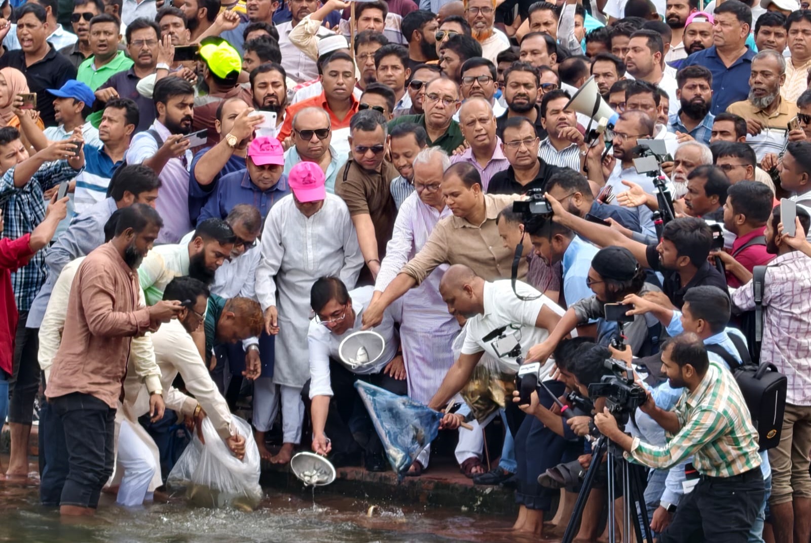 জিয়া উদ্যানের লেকে এবার মাছের পোনা ছাড়লো ‘আমরা বিএনপি পরিবার’