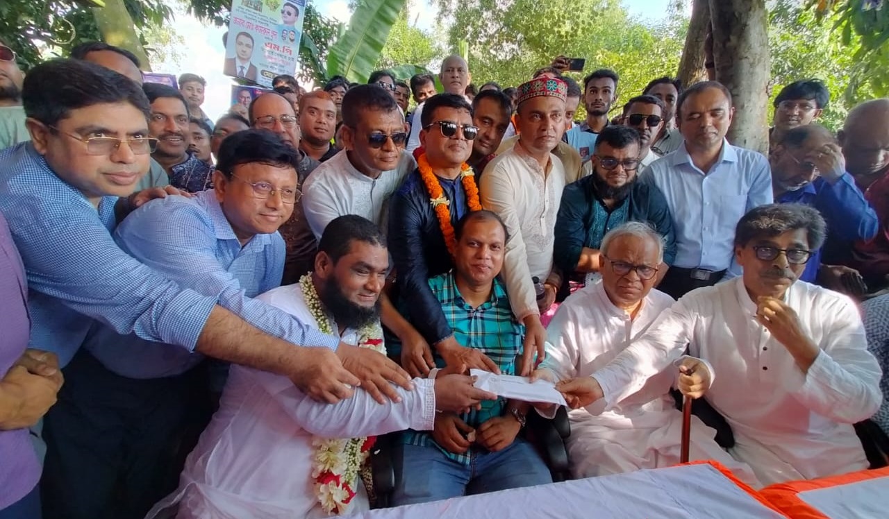 কুমিল্লার দৃষ্টিহীন গায়ক জাহাঙ্গীর আলমের পাশে দাঁড়ালেন তারেক রহমান