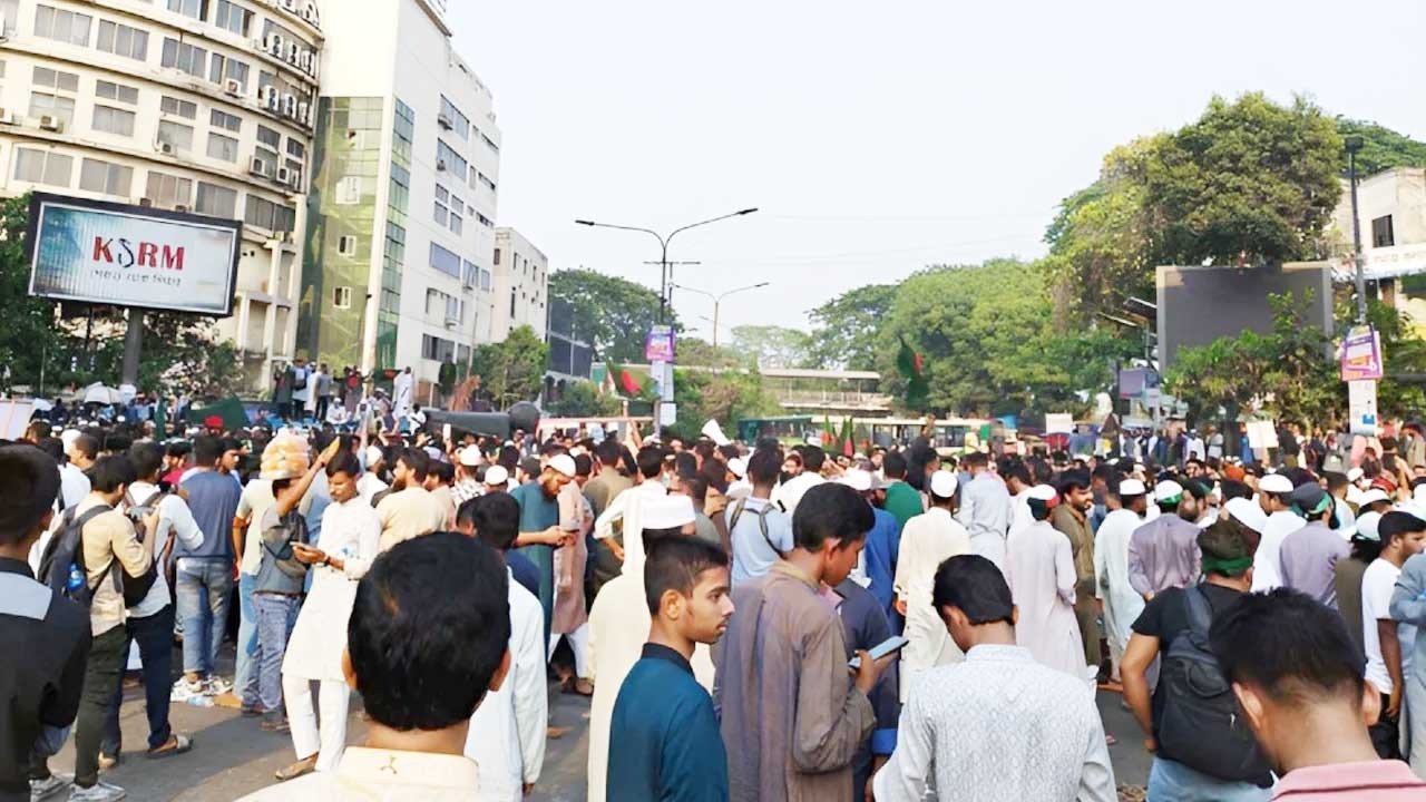 ওসমান হাদির মৃত্যুর প্রতিবাদে শাহবাগে জড়ো হচ্ছেন ছাত্র-জনতা