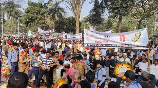 কেন্দ্রীয় শহীদ মিনারে মানুষের ঢল