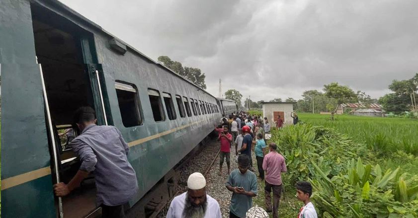 রংপুরে যাত্রীবাহী ৬ বগি লাইনচ্যুত, ট্রেন চলাচল বন্ধ