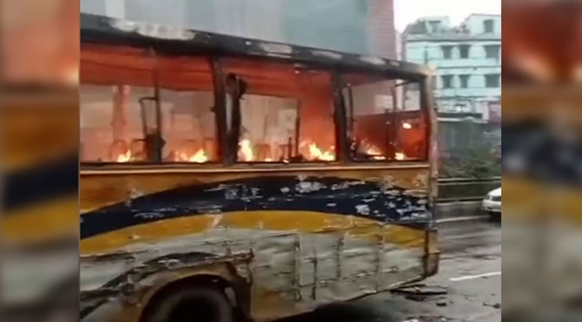 রাজধানীতে বাস থামিয়ে গুলি, এরপর দিল আগুন