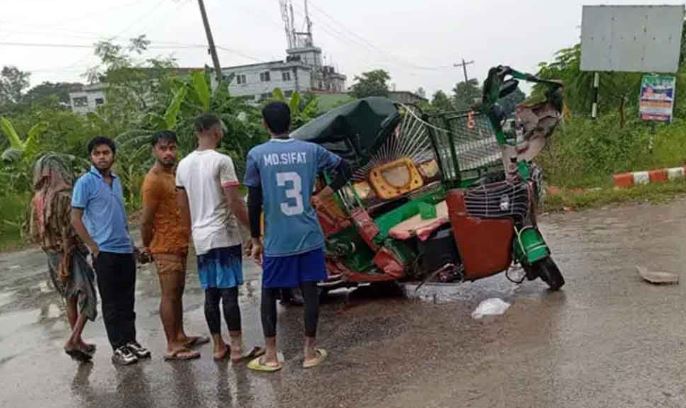 গাজীপুরে ডাম্পট্রাক চাপায় সড়কে ঝরল তিন প্রাণ