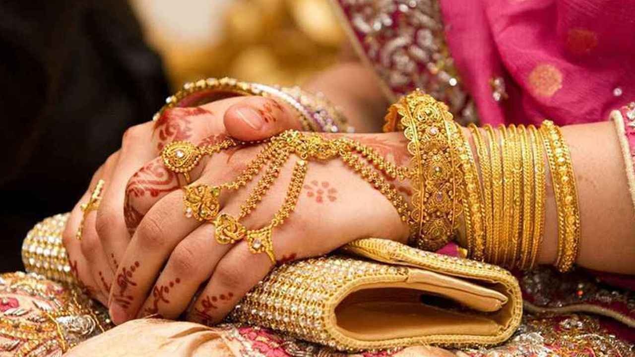 স্বর্ণের দাম কমল ভরিতে ১৪৫৮ টাকা