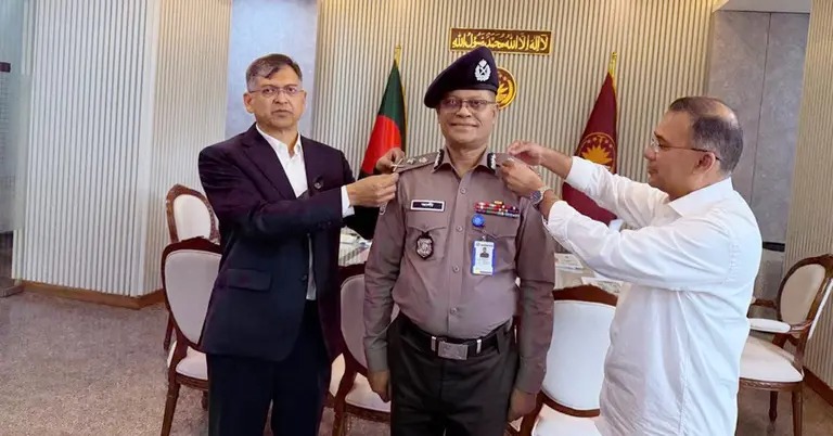 নবনিযুক্ত আইজিপিকে র‍্যাংক ব্যাজ পরালেন প্রধানমন্ত্রী