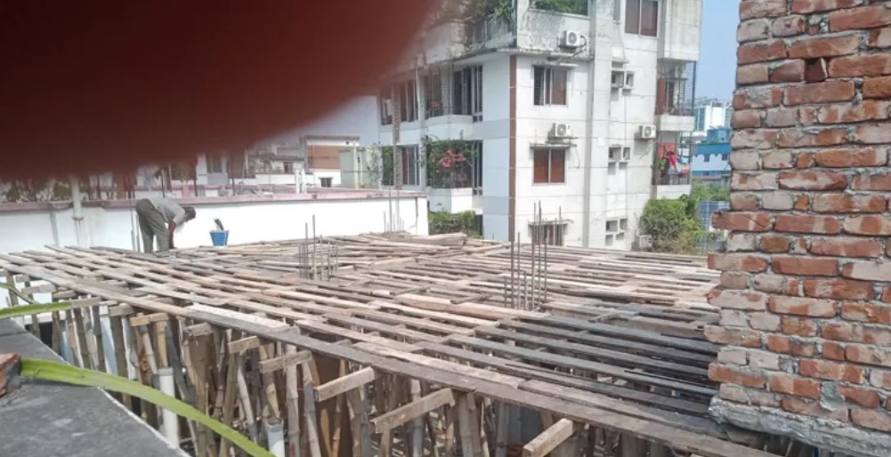 বাড্ডায় বহুতল ভবন নির্মাণে চরম ঝুঁকিতে পার্শ্ববর্তী বাসিন্দারা