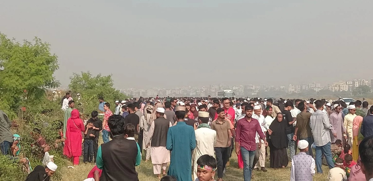 এয়ার শো দেখতে বিমান বন্দরে জড়ো হচ্ছেন হাজারো মানুষ