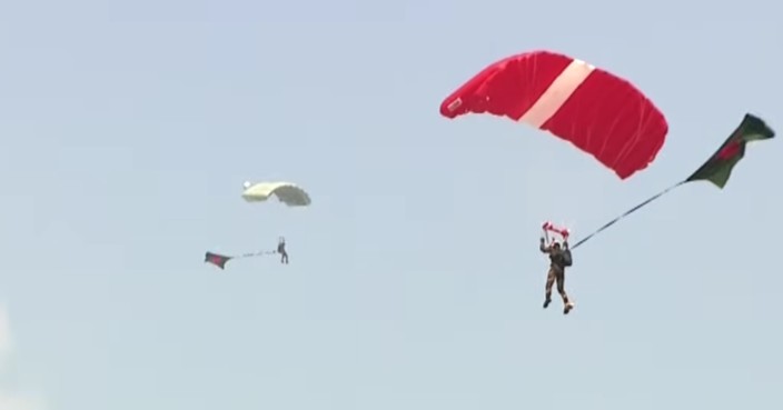 প্যারাস্যুটিংয়ে বিশ্ব রেকর্ড গড়ল বাংলাদেশ