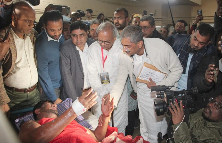 অগ্নিদগ্ধ বেলাল হোসেনের পরিবারের পাশে দাঁড়ালেন তারেক রহমান