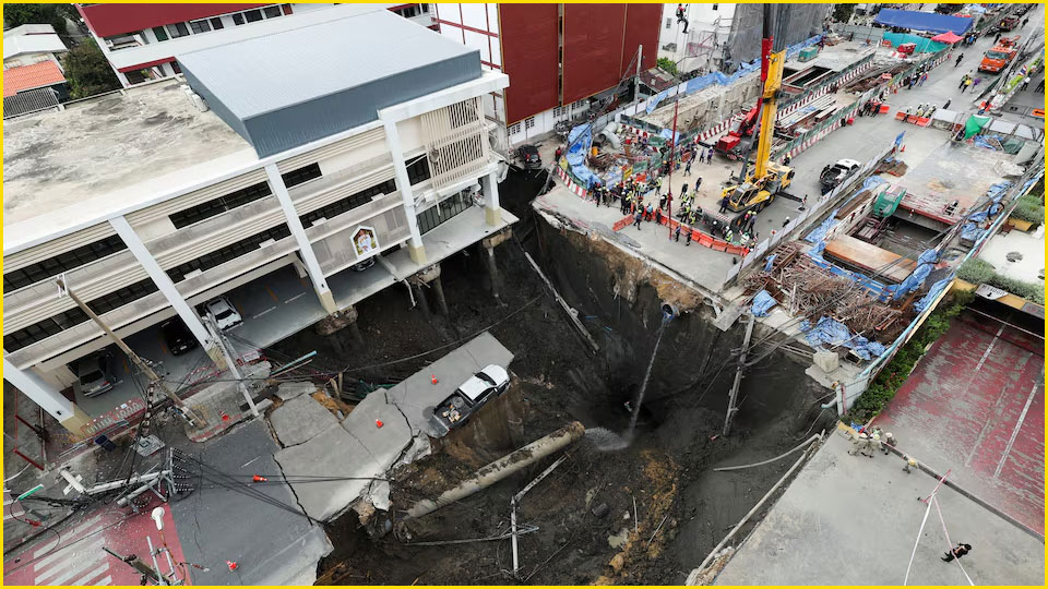 ব্যাংককের ব্যস্ত সড়কে আকস্মিক গভীর ‘সিঙ্কহোল’