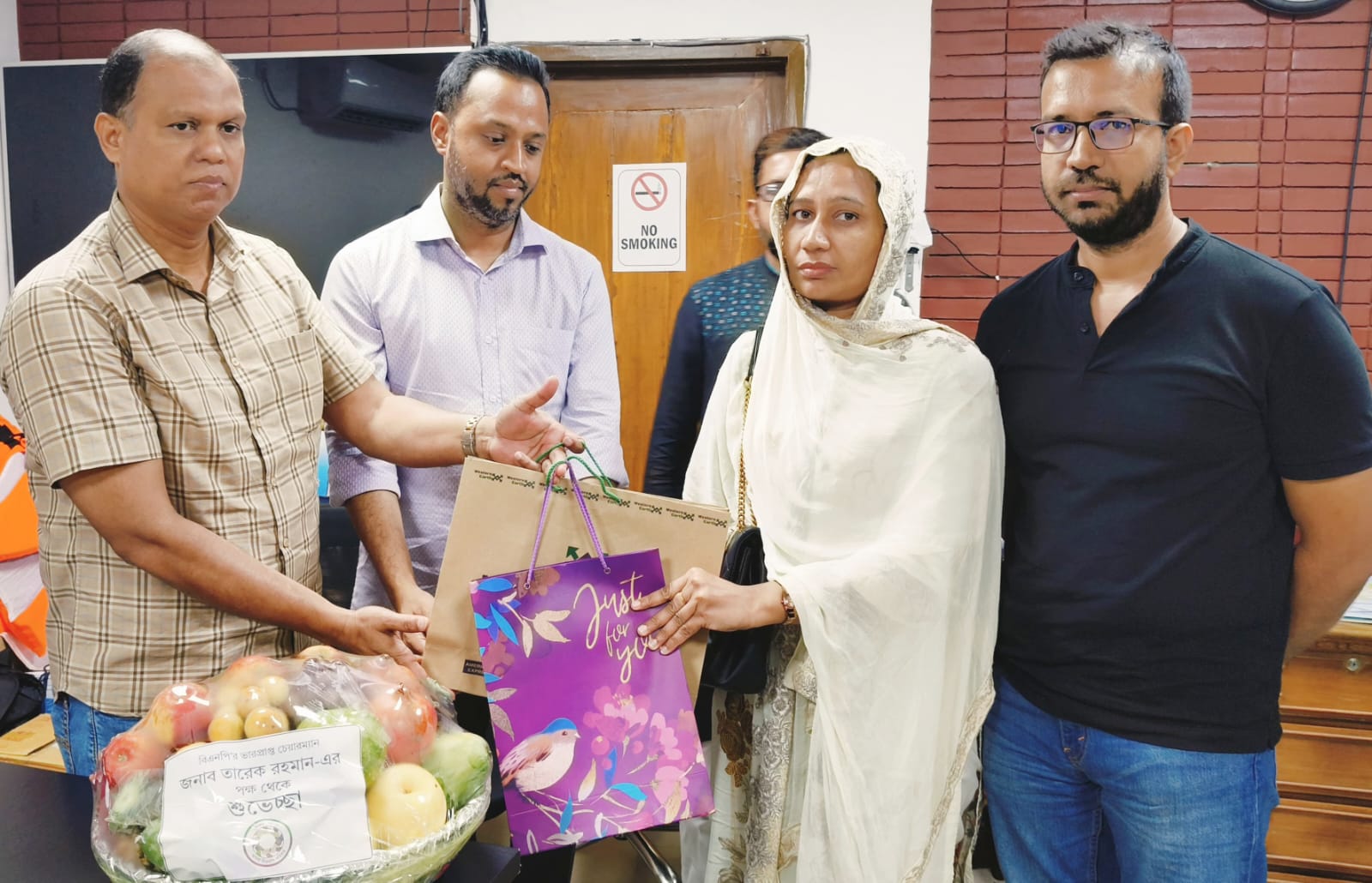 শহীদ আব্দুল্লাহ বিন জাহিদের মায়ের সাথে সাক্ষাৎ করে জিসানের চিকিৎসার খোঁজ নিলেন তারেক রহমান