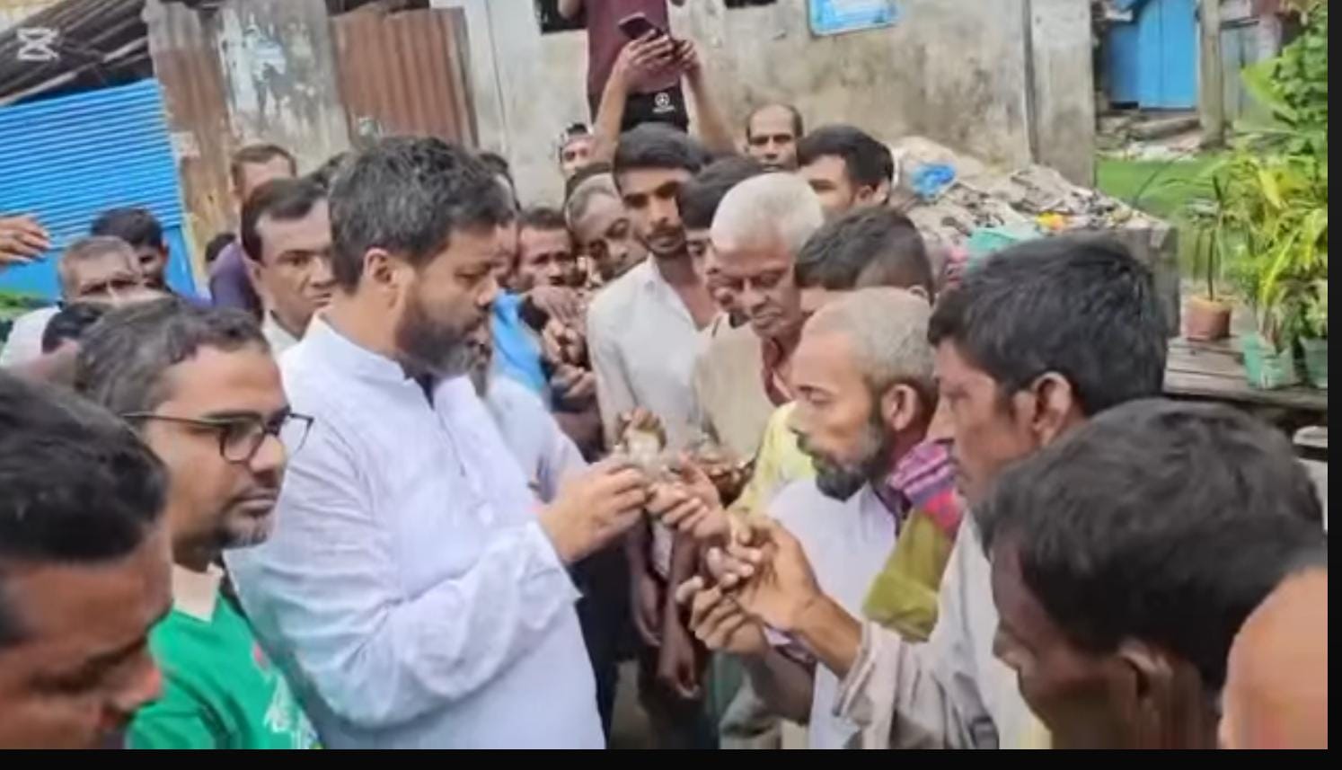 তারেক রহমানের নির্দেশনায় ফেনীর বন্যা কবলিতদের সাহায্য প্রদান