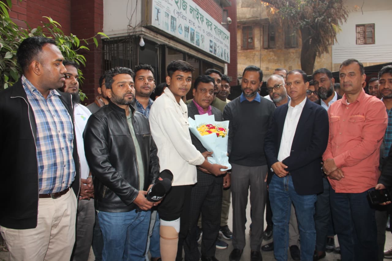 অসহায় শিক্ষার্থী বাইজিদ হোসেনের পাশে দাঁড়ালেন তারেক রহমান