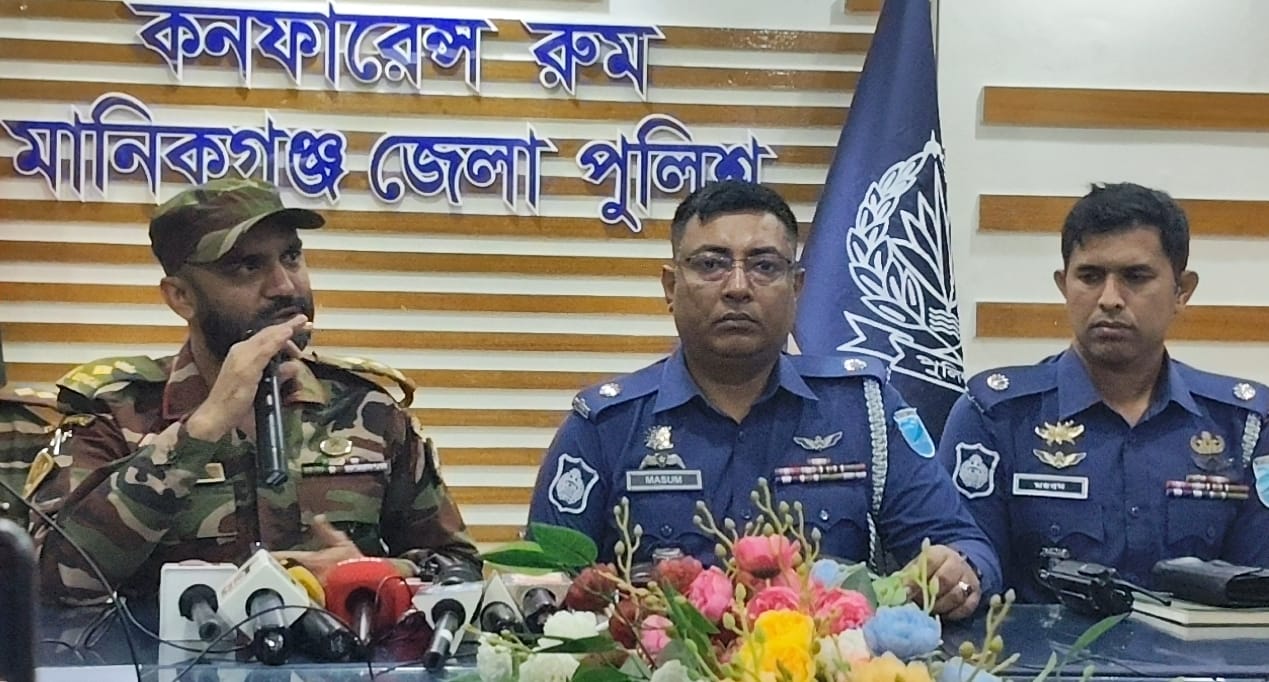 নির্বাচন উপলক্ষে তিন বাহিনী প্রধানের মতবিনিময়