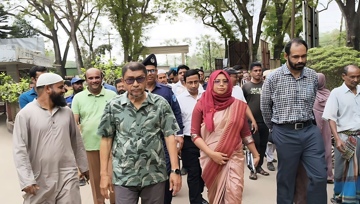 সিংগাইর হাসপাতালে আকস্মিক পরিদর্শনে স্বাস্থ্য মন্ত্রী, গাফলতি করলেই বিভাগীয় ব্যবস্থা