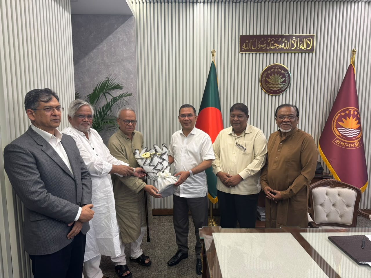 চা শ্রমিকদের মধ্যে রেইনকোট বিতরণ কার্যক্রমের সূচনা করলেন প্রধানমন্ত্রী