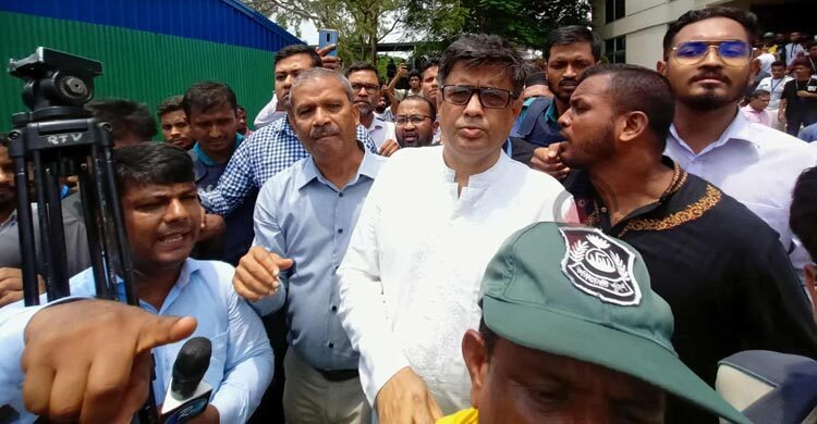 মাইলস্টোনে অবরুদ্ধ দুই উপদেষ্টা ও প্রেস সচিব