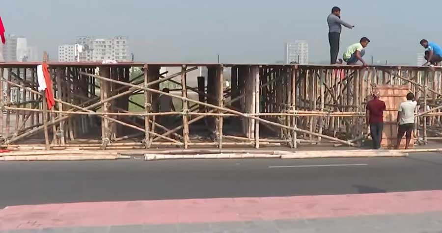 তারেক রহমানের সংবর্ধনা অনুষ্ঠানের মঞ্চ তৈরির কাজ চলছে