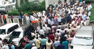 কালোধারা বাতিলের দাবিতে বিক্ষোভে সচিবালয়ের কর্মকর্তা-কর্মচারীরা