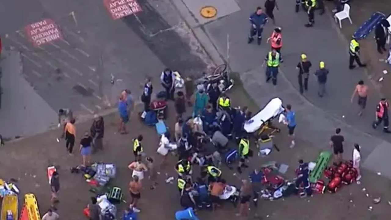 অস্ট্রেলিয়ায় সমুদ্র সৈকতে বন্দুক হামলায় নিহত বেড়ে ১৬