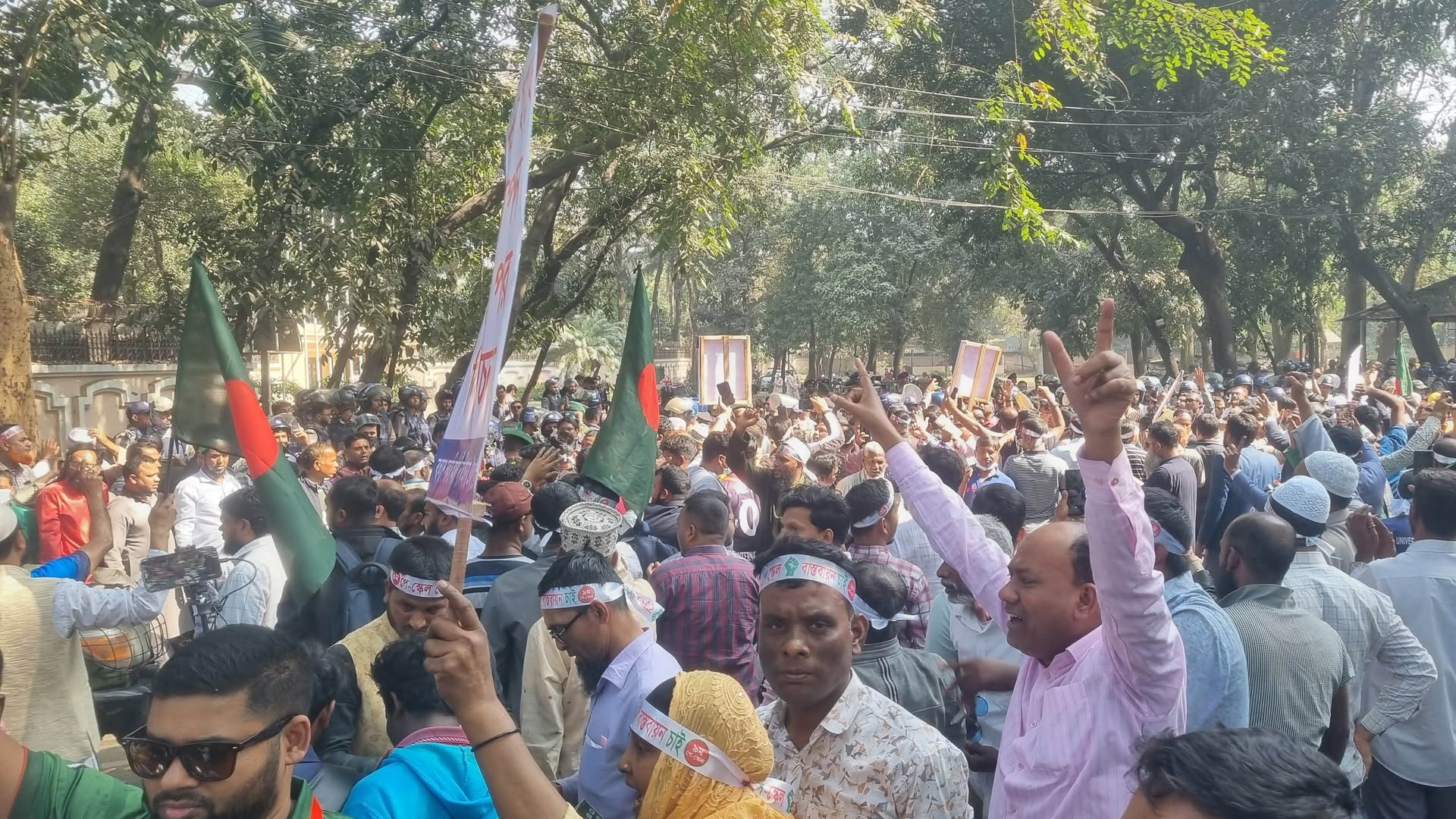 ৯ম পে-স্কেলের দাবিতে সরকারি কর্মচারীদের যমুনা ঘেরাও, টিয়ারগ্যাস নিক্ষেপ