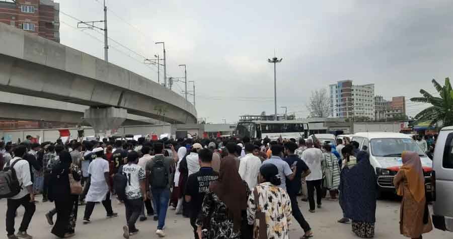 ৬ দফা দাবিতে মাইলস্টোন শিক্ষার্থীদের বিক্ষোভ