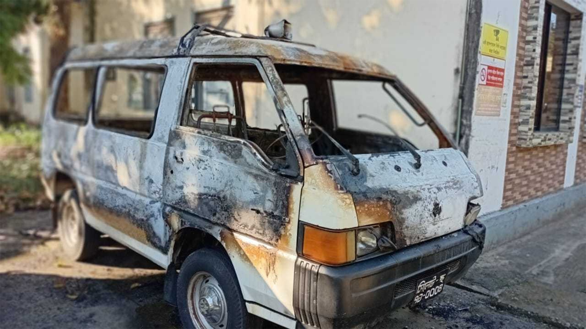 সিলেটে অ্যাম্বুলেন্স ও বাসে আগুন