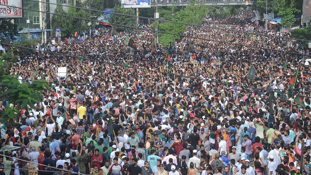 রাজধানীতে লাখো মানুষের ঢল