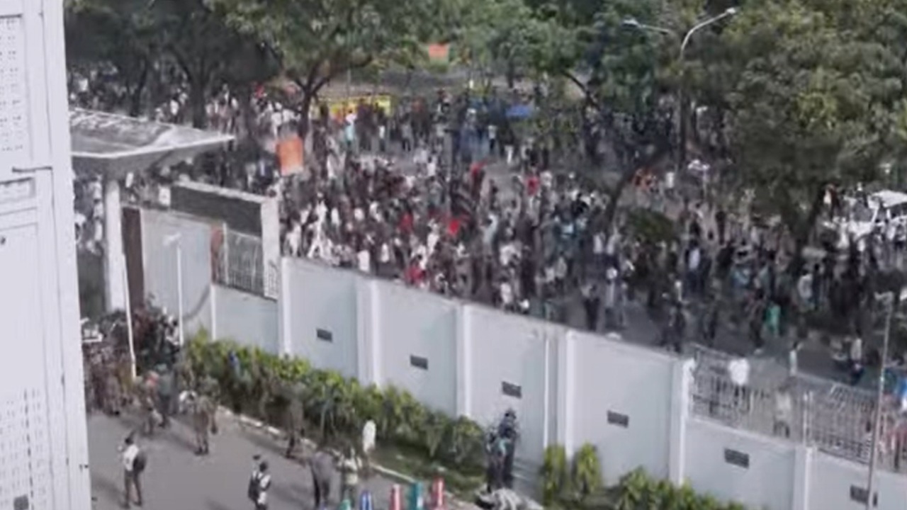 সচিবালয়ের সামনে শিক্ষার্থীদের বিক্ষোভ, ধাওয়া-পাল্টাধাওয়া
