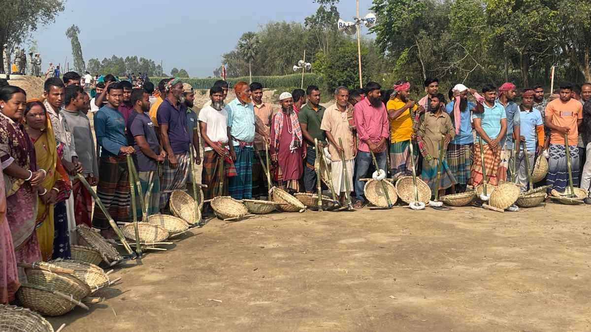 দিনাজপুরে খাল পুনঃখননকে ঘিরে উৎসবমুখর পরিবেশ