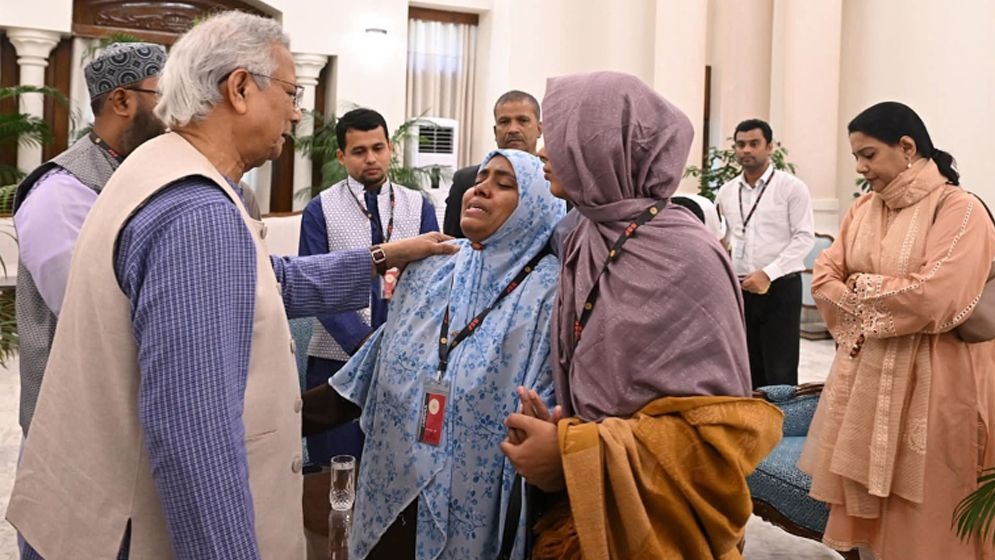 হাদির পরিবারকে প্রধান উপদেষ্টার ফ্ল্যাটের চাবি হস্তান্তর