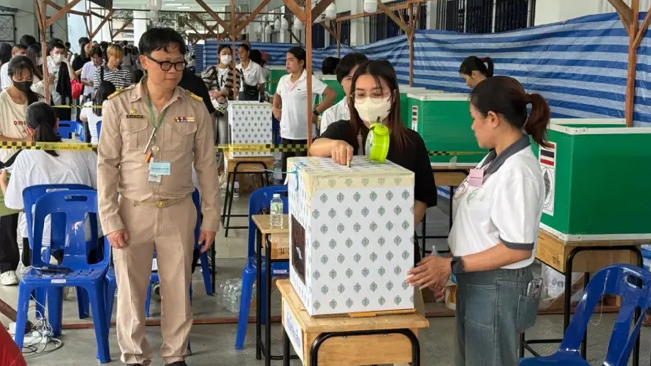থাইল্যান্ডে চলছে সংসদ নির্বাচন ও সংবিধান সংশোধনী গণভোট