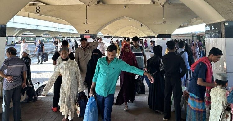 ছুটি শেষে ঢাকায় ফিরছেন কর্মজীবীরা, কমলাপুর-সদরঘাটে ভিড়