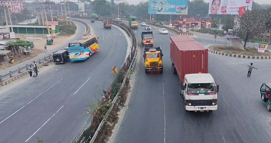 ঢাকা-টাঙ্গাইল মহাসড়কে যান চলাচল স্বাভাবিক, স্বস্তিতে ঘরমুখী মানুষ