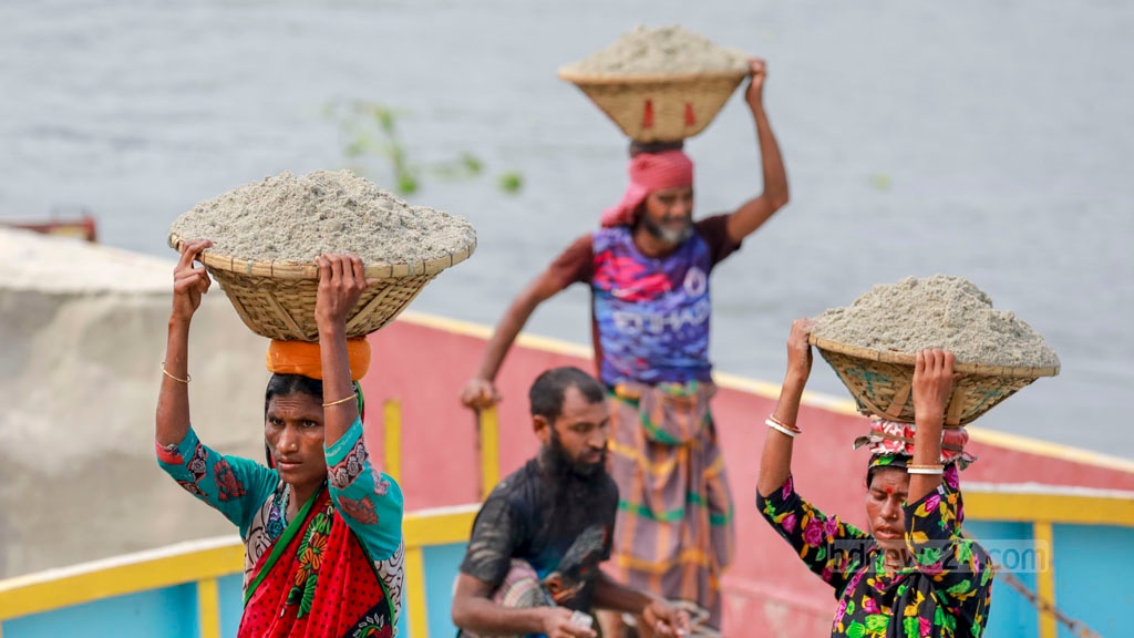 মহান মে দিবস আজ, শ্রমিকের অধিকারের স্বীকৃতির দিনে সারাদেশে নানা কর্মসূচি