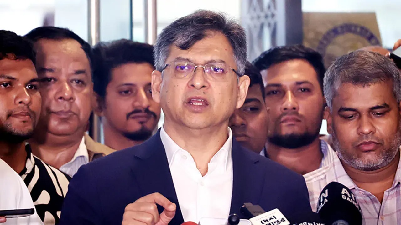 একটি রাজনৈতিক দল যেকোনো উপায়ে ক্ষমতায় যাওয়ার চেষ্টা করছে : সালাহউদ্দিন আহমেদ