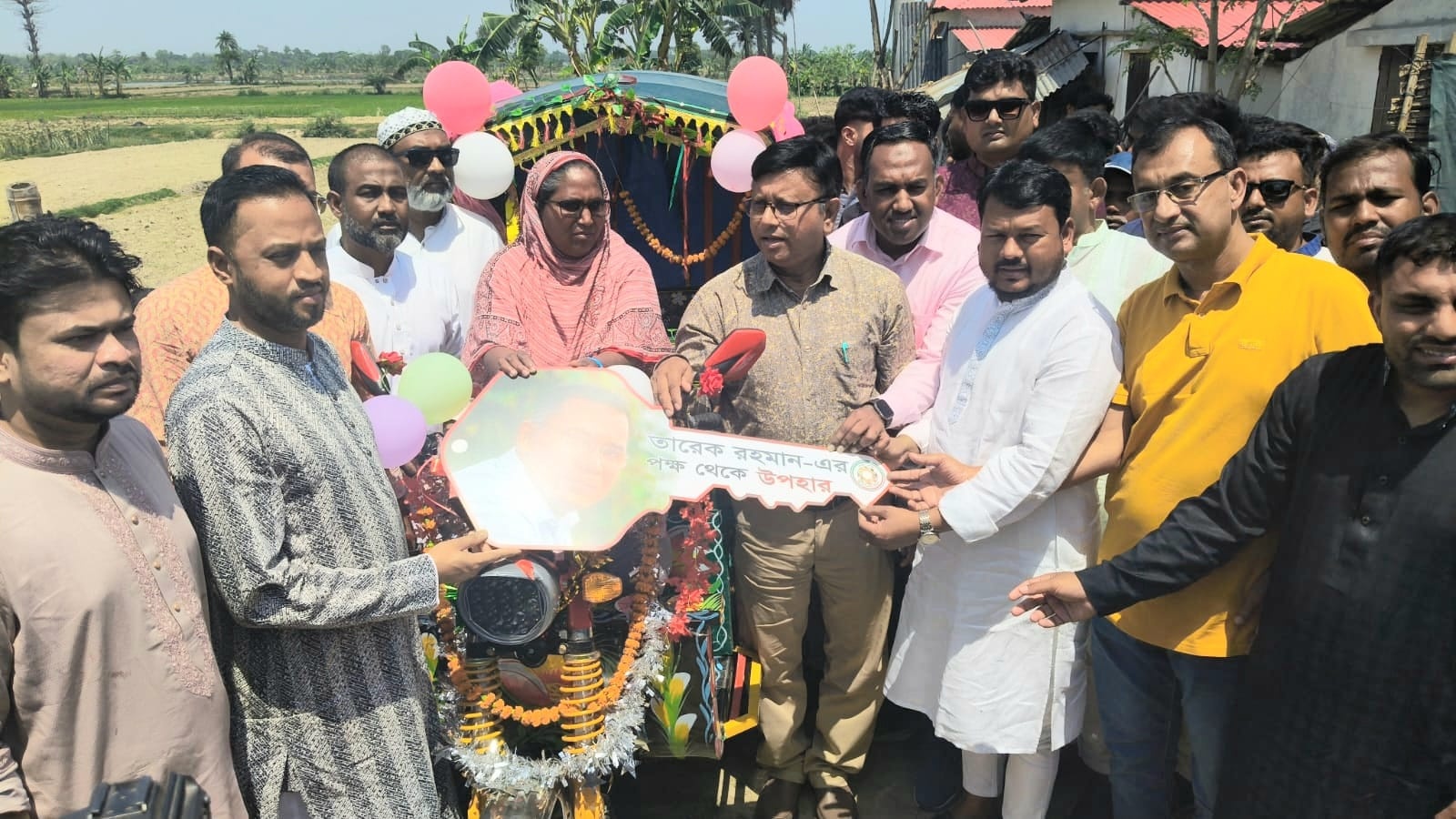 রাজশাহীর অসহায় টুলি বেগমকে উপহার পাঠালেন প্রধানমন্ত্রী তারেক রহমান