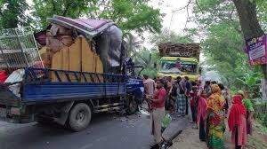 মাদারীপুরে ট্রাক-পিকআপের মুখোমুখি সংঘর্ষ