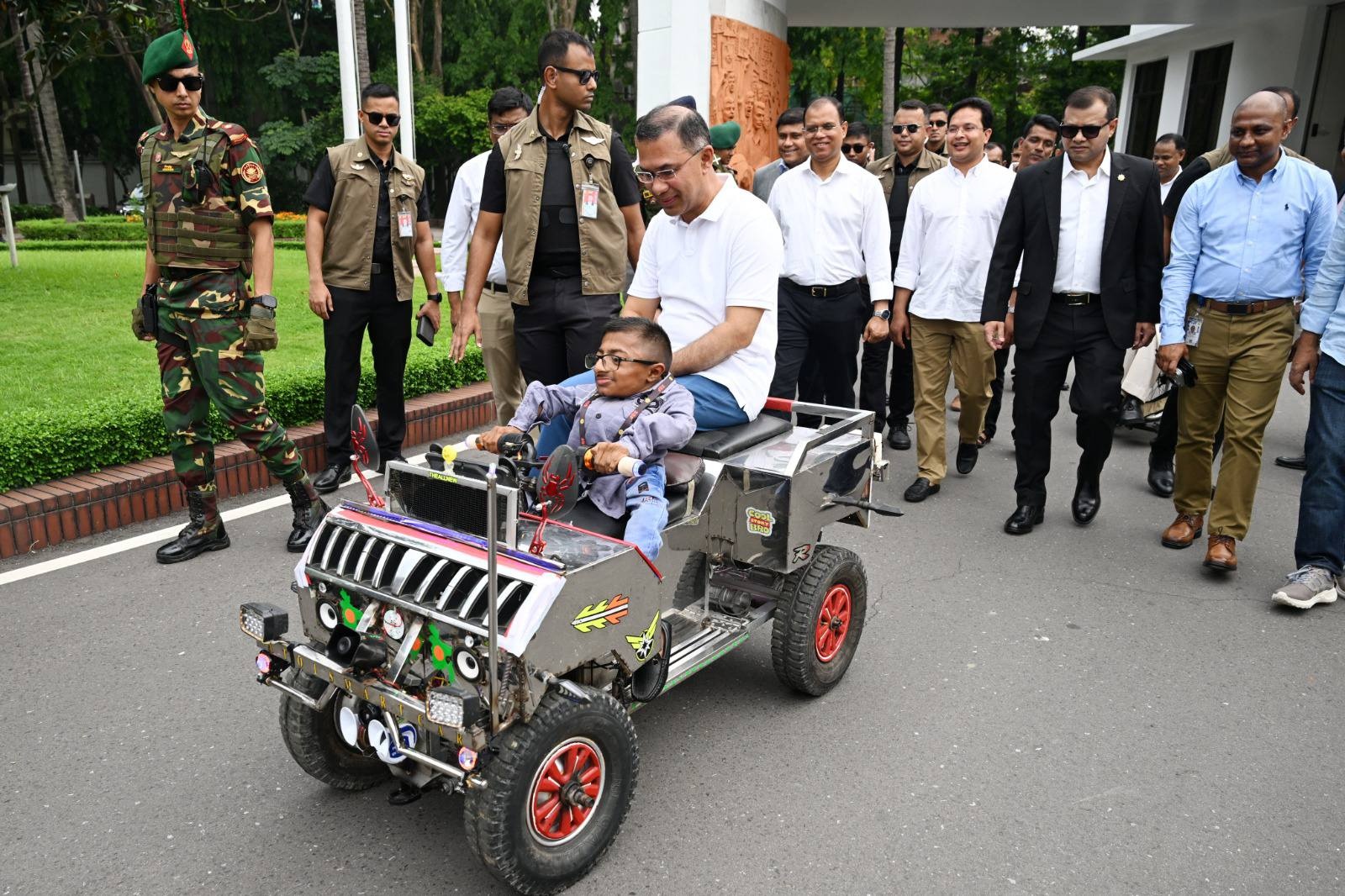 প্রতিবন্ধী কলেজছাত্রের তৈরি স্মার্ট কারে চড়লেন প্রধানমন্ত্রী তারেক রহমান