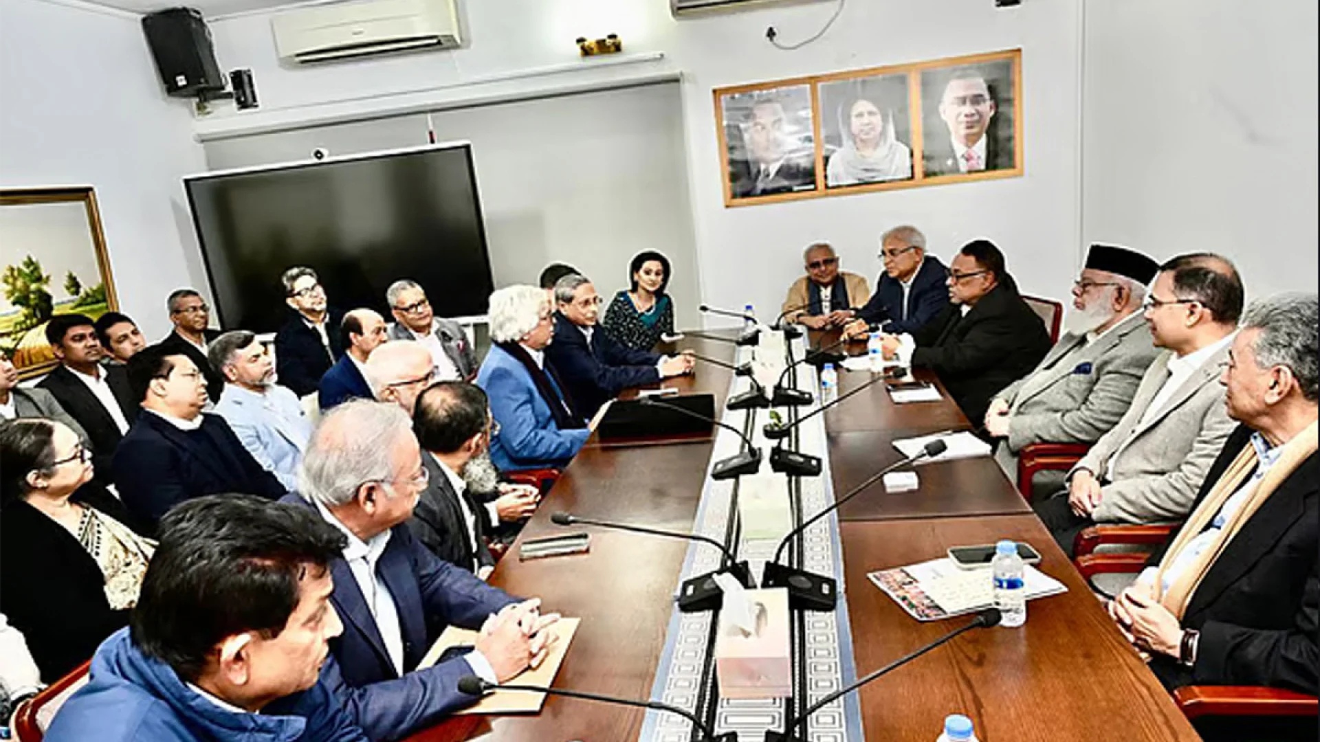 প্রথমবারের মতো ব্যবসায়ীদের সঙ্গে বৈঠকে প্রধানমন্ত্রী