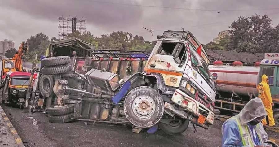 ভারতে ব্রেক বিকল হয়ে একাধিক যানে সংঘর্ষ, শিশুসহ নিহত ১১