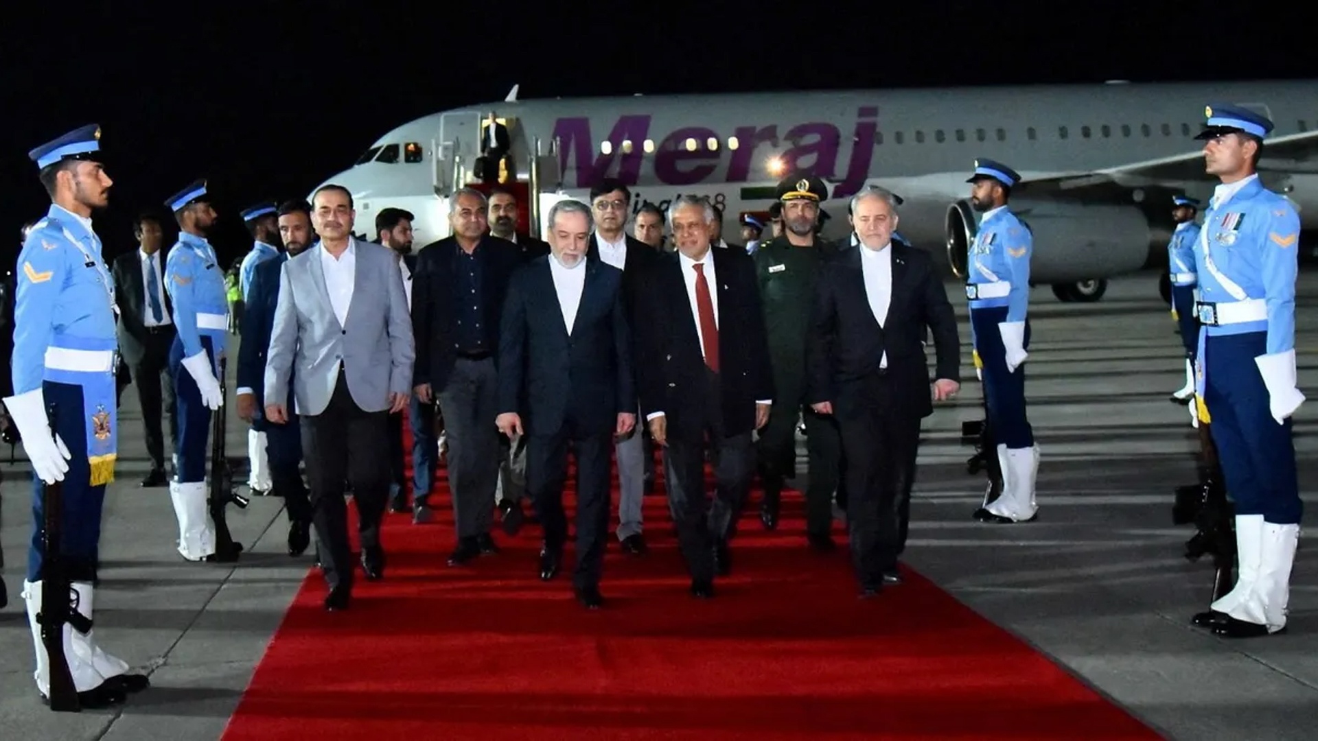 ইরান-যুক্তরাষ্ট্র দ্বিতীয় দফা সংলাপের প্রস্তুতি, ইসলামাবাদে পৌঁছেছেন ইরানের পররাষ্ট্রমন্ত্রী