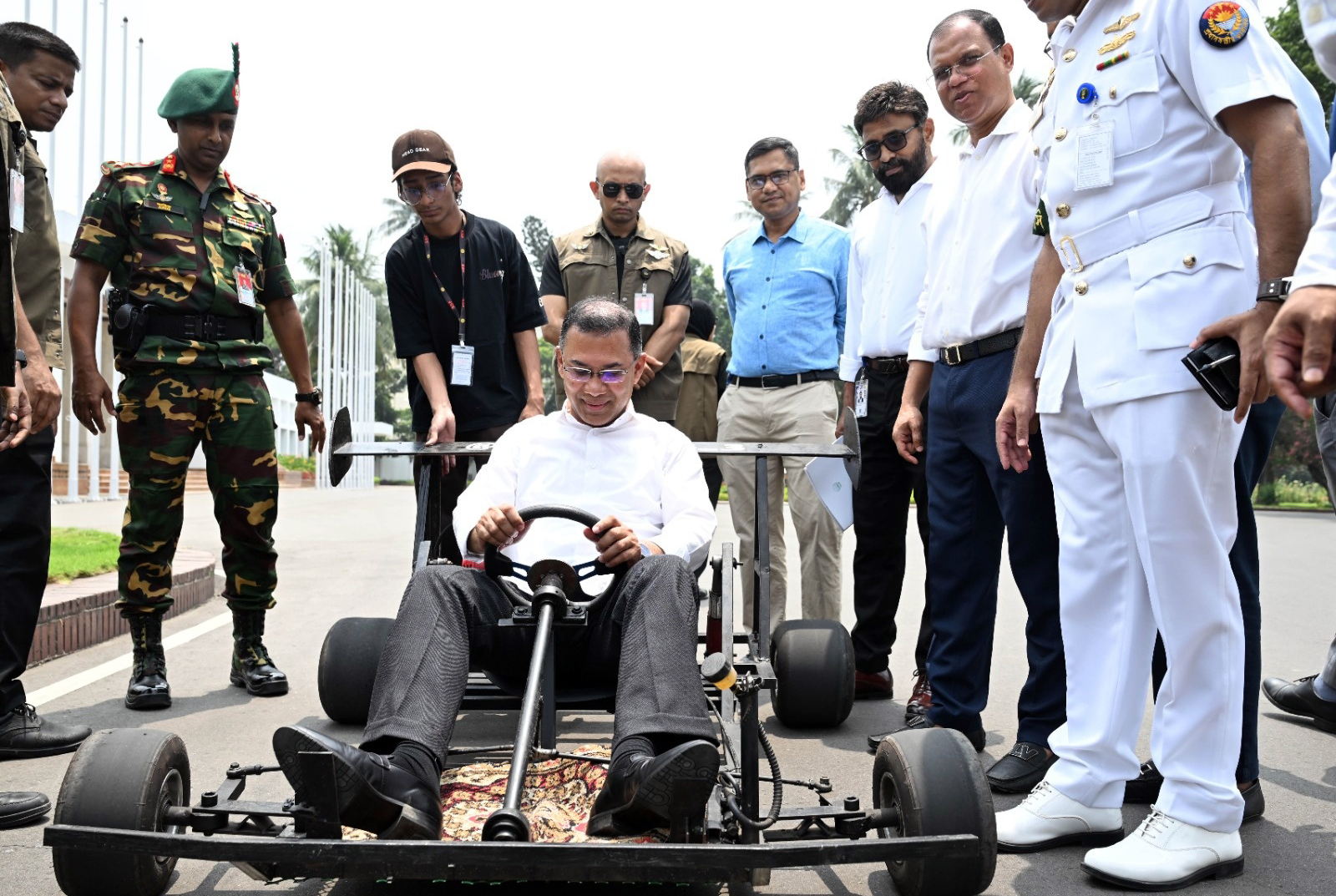 কলেজ ছাত্রের বানানো গো-কার্ট চালিয়ে উৎসাহ দিলেন প্রধানমন্ত্রী তারেক রহমান