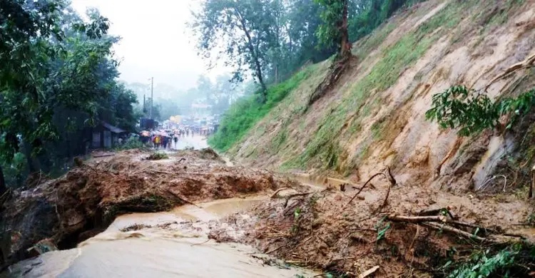 রাজধানীসহ ১৭ অঞ্চলে ঝড়ের পূর্বাভাস, পাহাড়ে ভূমিধসের আশঙ্কা