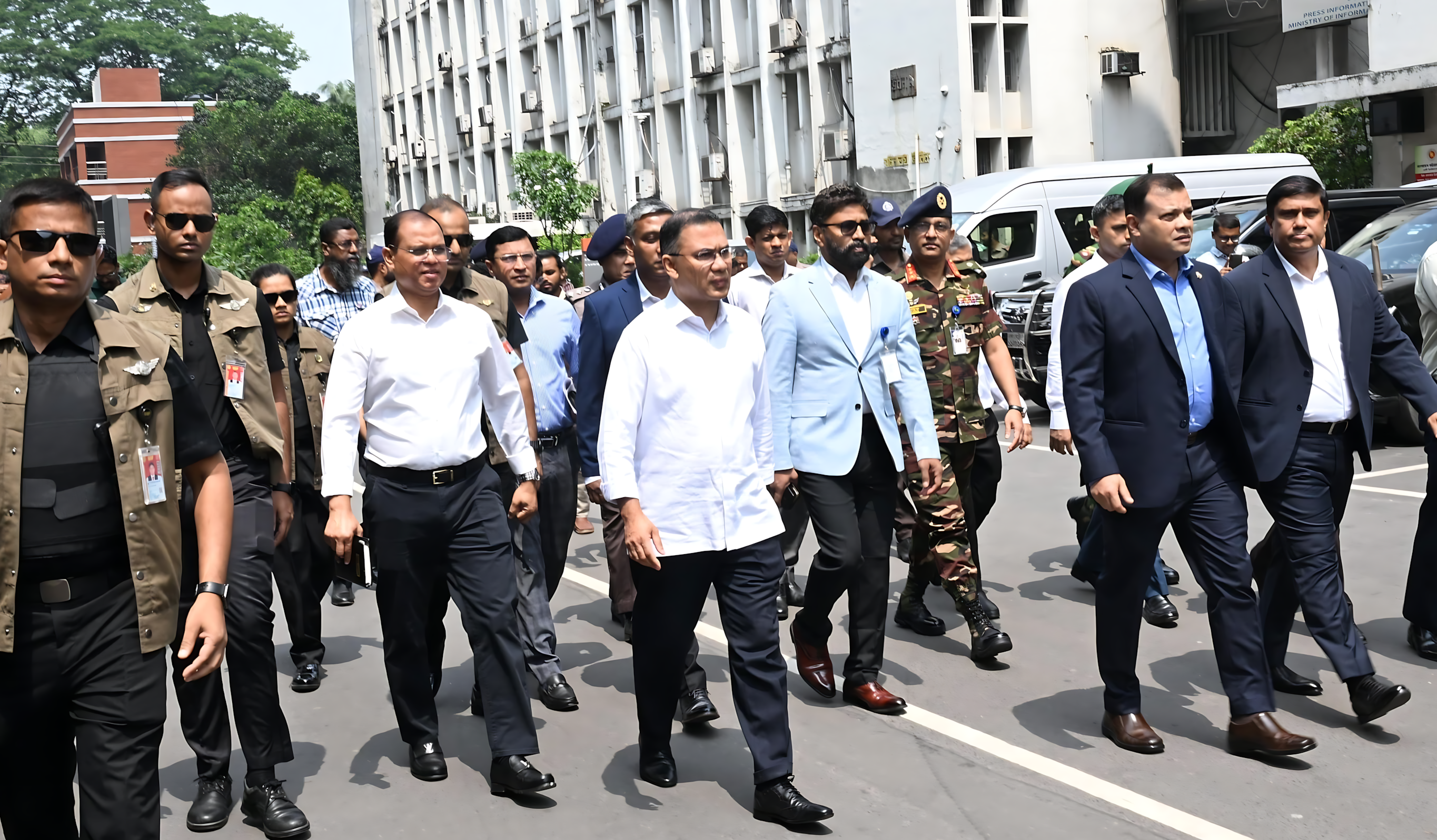 হেঁটে জেলা প্রশাসক সম্মেলনে যোগ দিলেন প্রধানমন্ত্রী তারেক রহমান