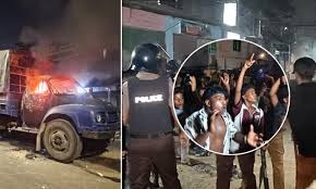 চট্টগ্রামে শিশু ধর্ষণচেষ্টা: পুলিশের গাড়িতে আগুন, কাঁদানে গ্যাস-গুলিতে ছত্রভঙ্গ